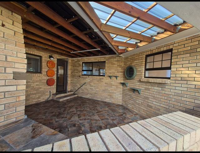 4 BEDROOM HOUSE FOR SALE IN DANA BAY